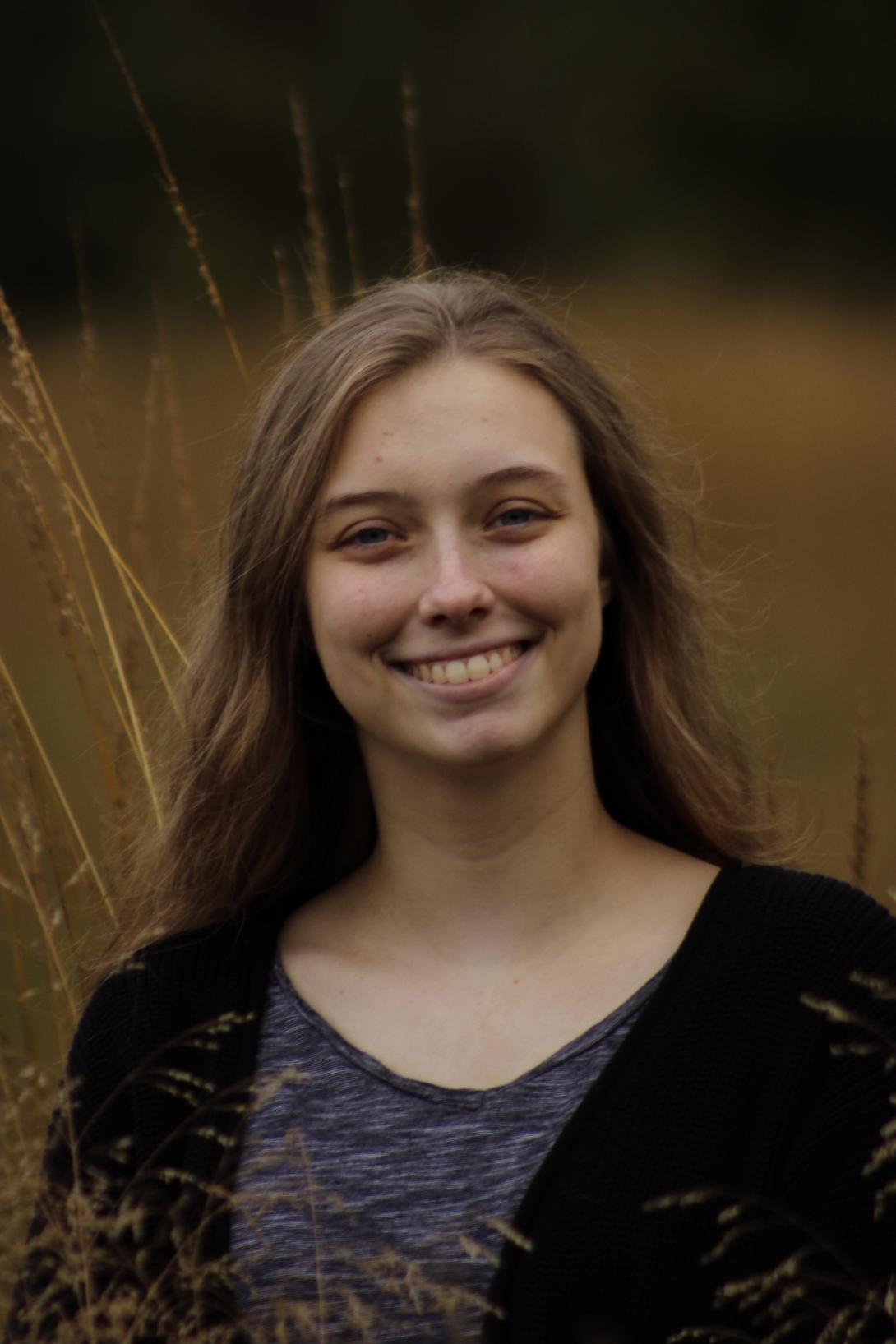 Leah senior photo in a field